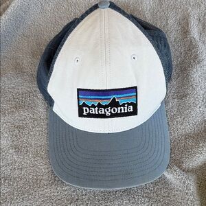 Patagonia hat White and Gray Logo Trucker Hat mesh back and adjustable‎ snap